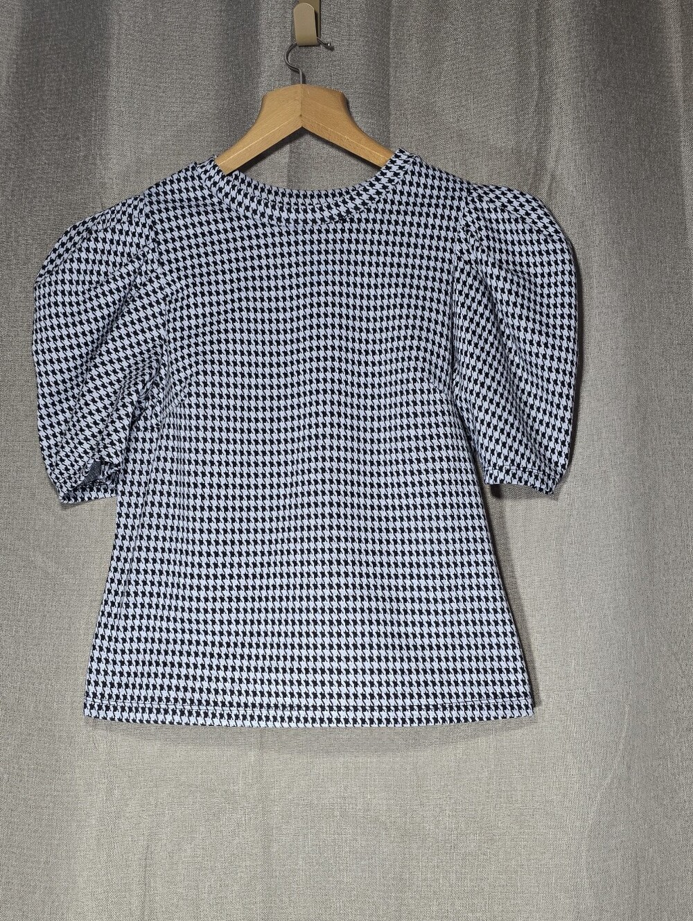 Haute Monde Black and White Houndstooth Puff Sleeve Tee M/L
